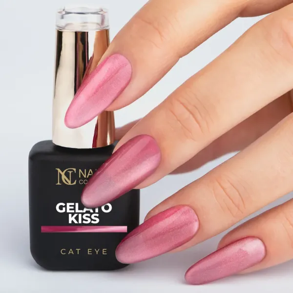 Vernis semi permanent effet cat eye rose framboise Gelato Kiss de la collection Pastella Mia.