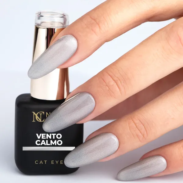 Vernis semi permanent effet cat eye argenté Vento Calmo de la collection Pastella Mia.