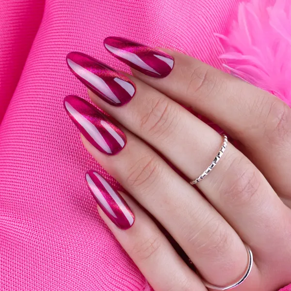 Vernis violet effet cat eye Error Kiss