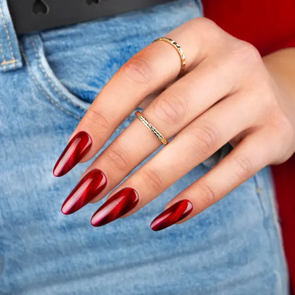 Vernis framboise effet cat eye Glow Virus