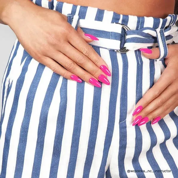 Inspiration ongle vernis rose fluo