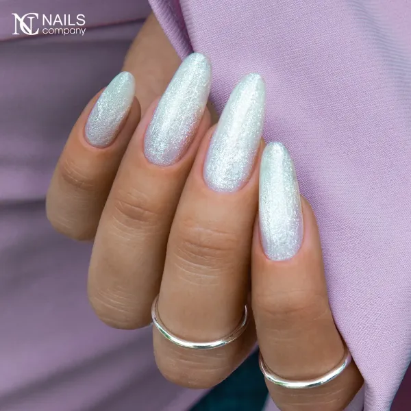 Inspiration ongle mermaid effect blanc