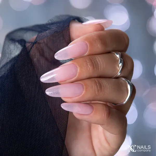 Inspiration ongles Nude et pailleté Peach Flash