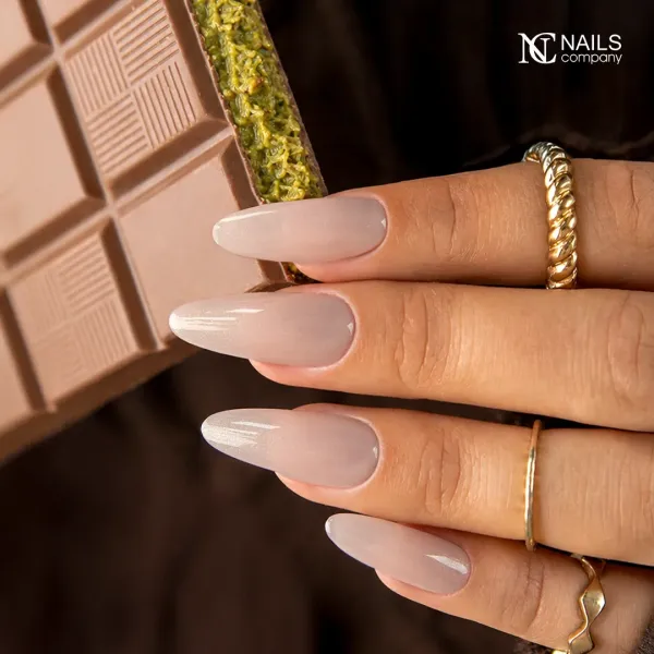 Inspiration ongles beige avec des paillettes dorées