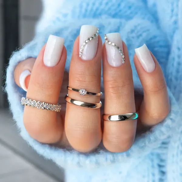 Inspiration ongles blanc laiteux et pailletés