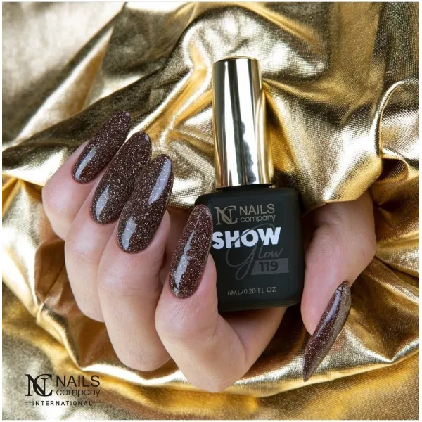 Vernis semi-permanent Show Glow 119 avec paillettes réflectives.